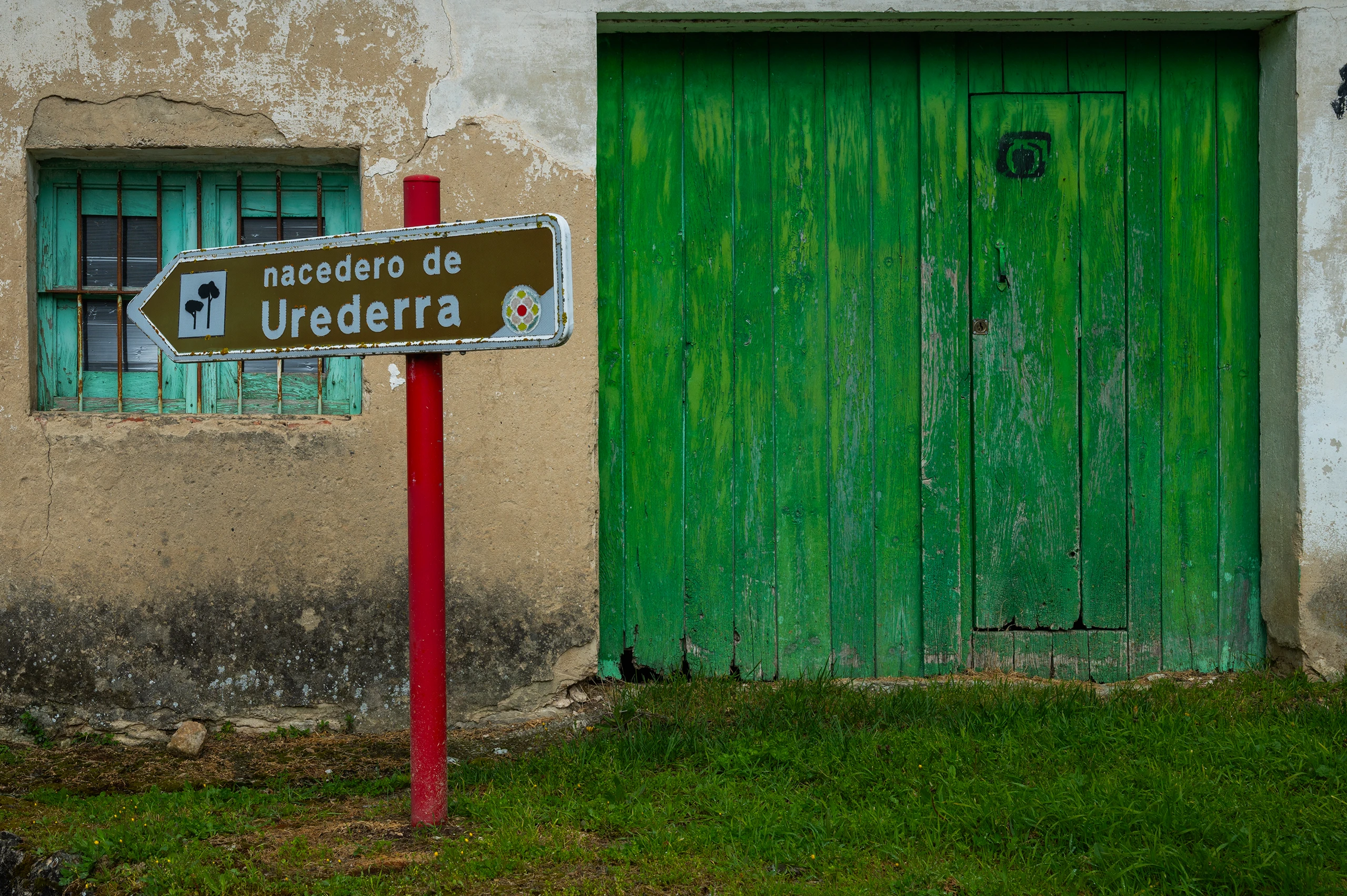 Un pueblo bajo el gran crester&iacute;o de Urbasa