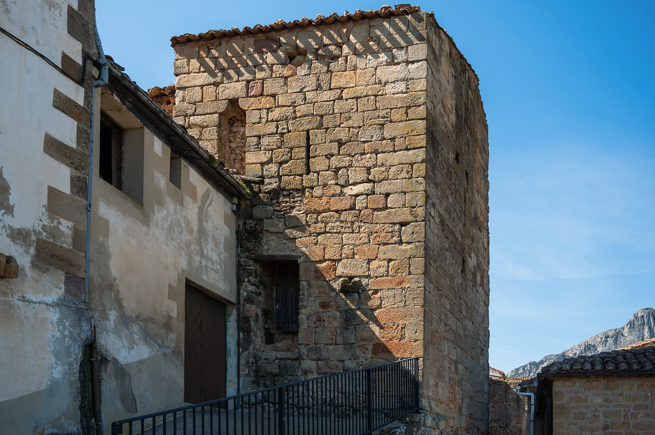 Una villa-fortaleza en la frontera del Reino