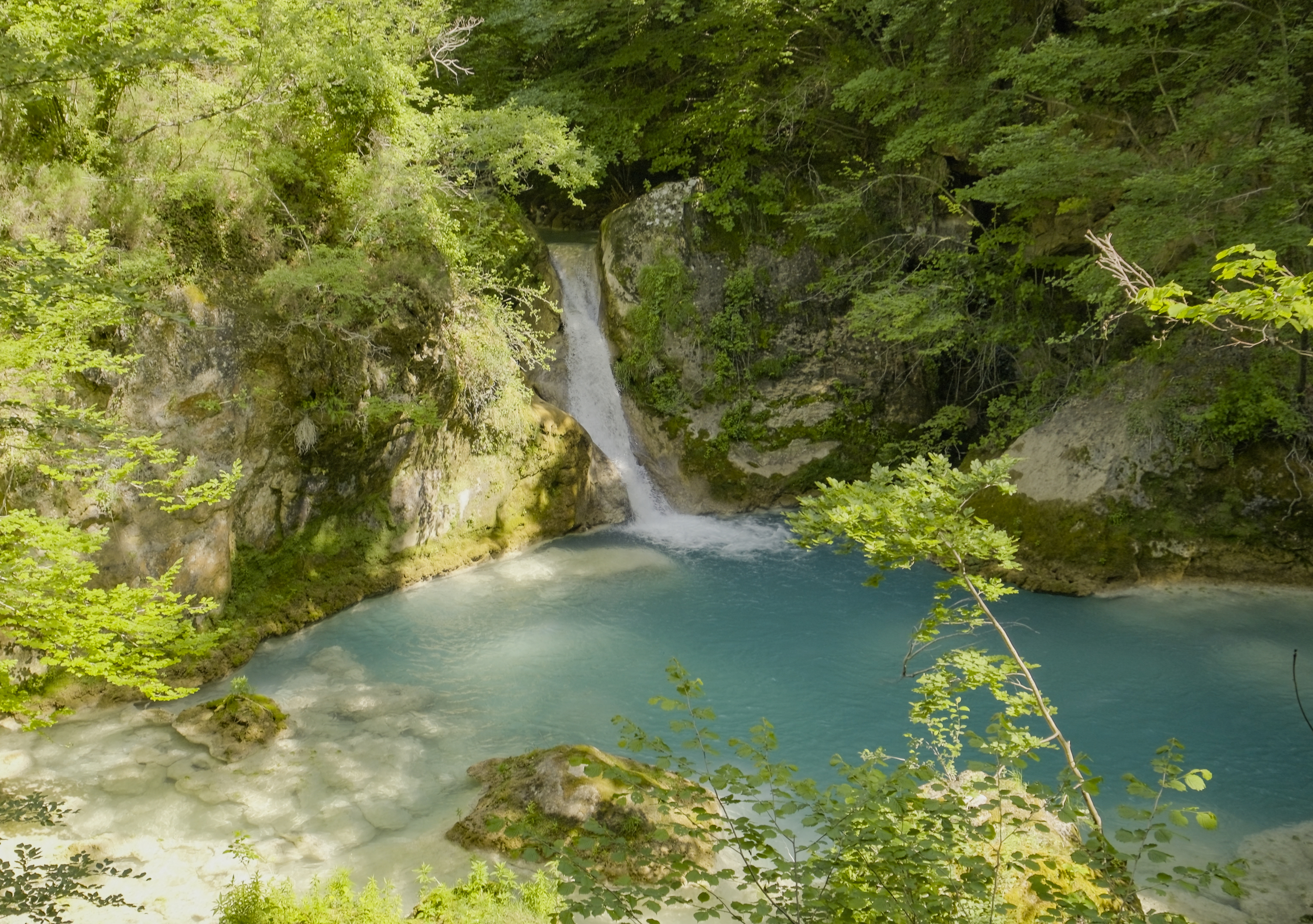 Cascada y aguas turquesas en Tierra Estella